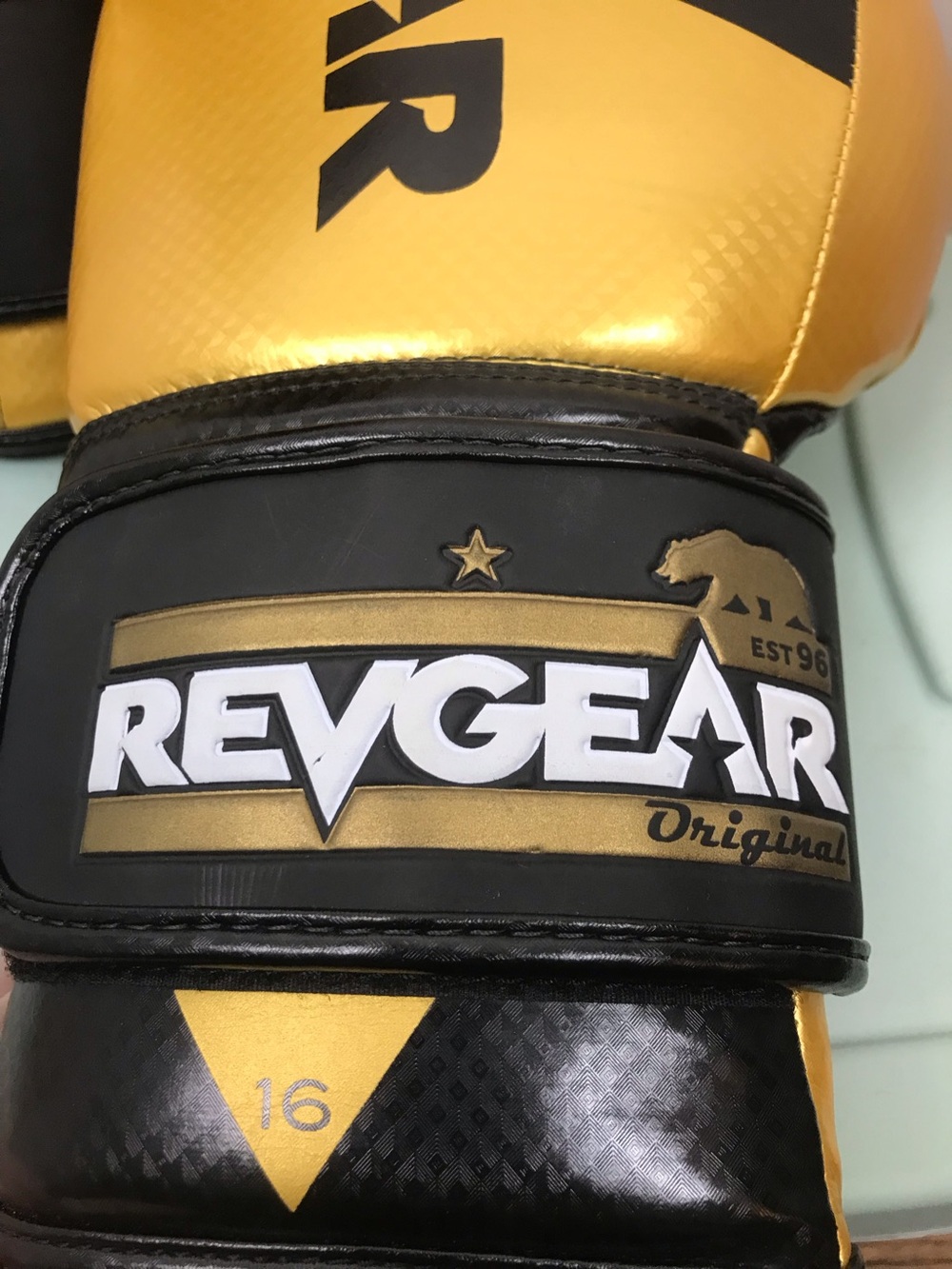 Revgear pinnacle P4 Gold & Black Boxing Gloves – 16oz - Picture 3 of 4